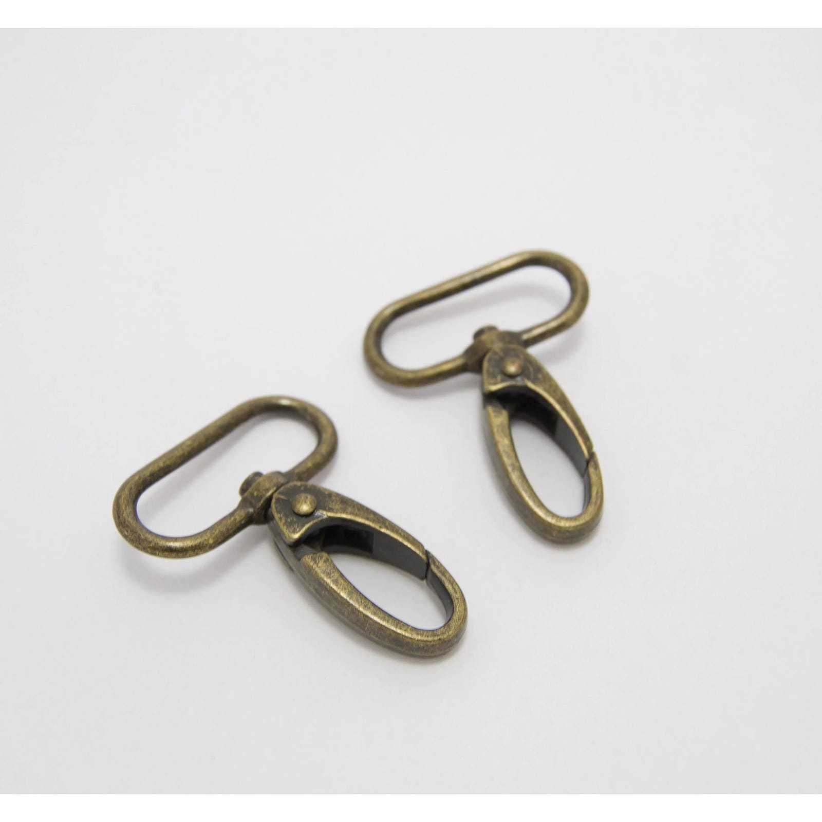 antique swivel snap hooks with a 32mm diameter slot for bag straps 