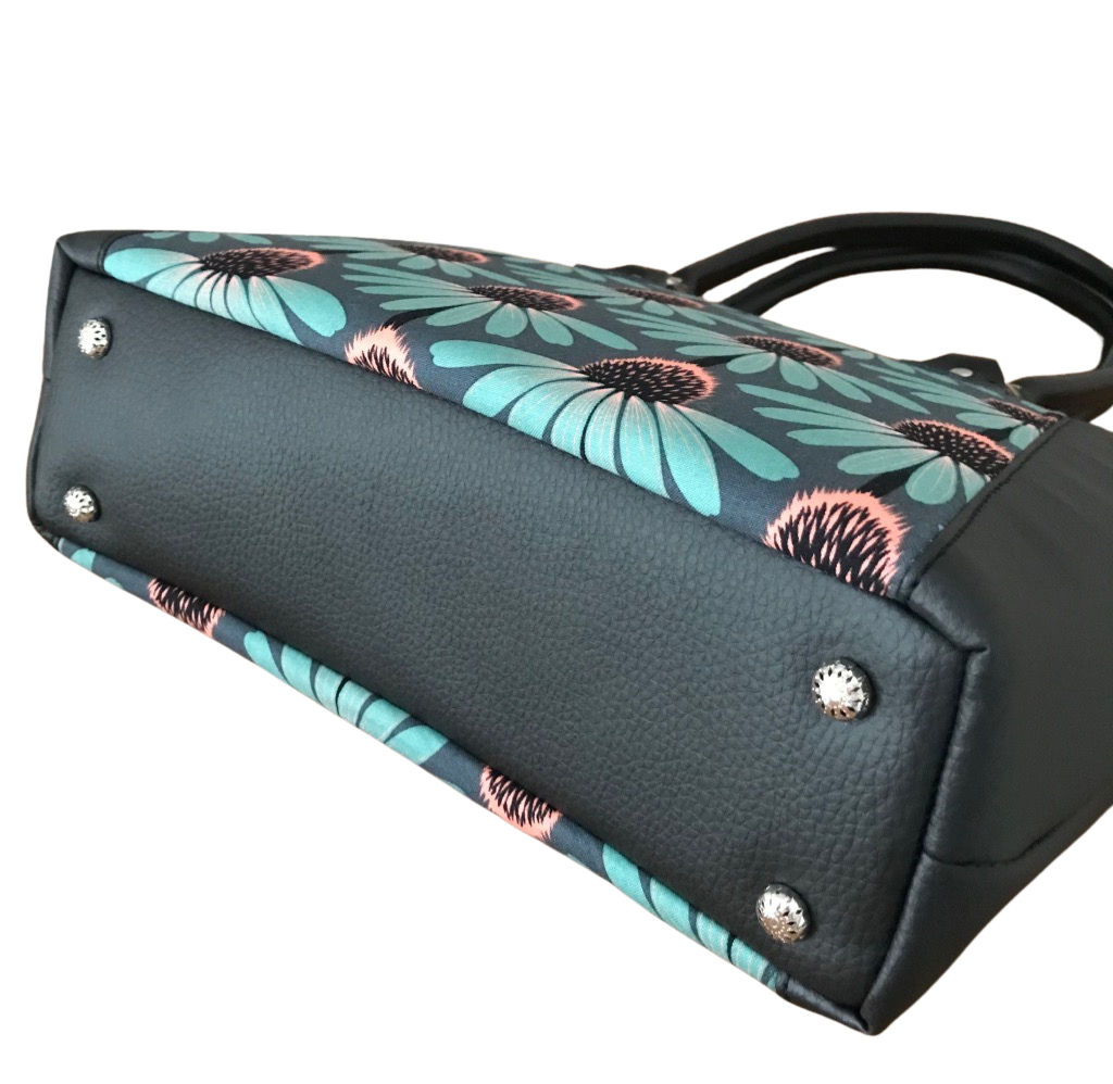 Bobbin Girl has use their 12mm cage feet on the bottom of this tote bag to great effect, not only do they look pretty, they will keep the bag bottom clean too 